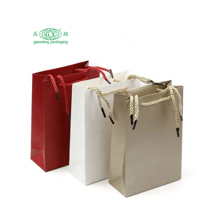 Eco 친절한 주문 로고 선물은 금 리본을 가진 광택이 없는 박판으로 만들어진 부티크 개인 상표 우아한 종이 봉지를 자루에 넣습니다